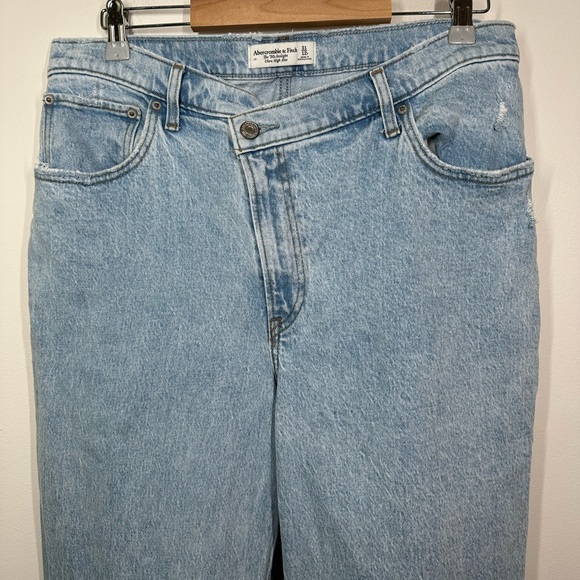Abercrombie & Fitch Ultra High Rise 90s Straight Jean Lightwash Size 31 - Picture 4 of 10